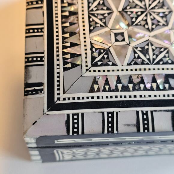 Vintage Mother of Pearl Inlay Wooden Trinket Jewelry Box made in Egypt - Picture 3 of 11